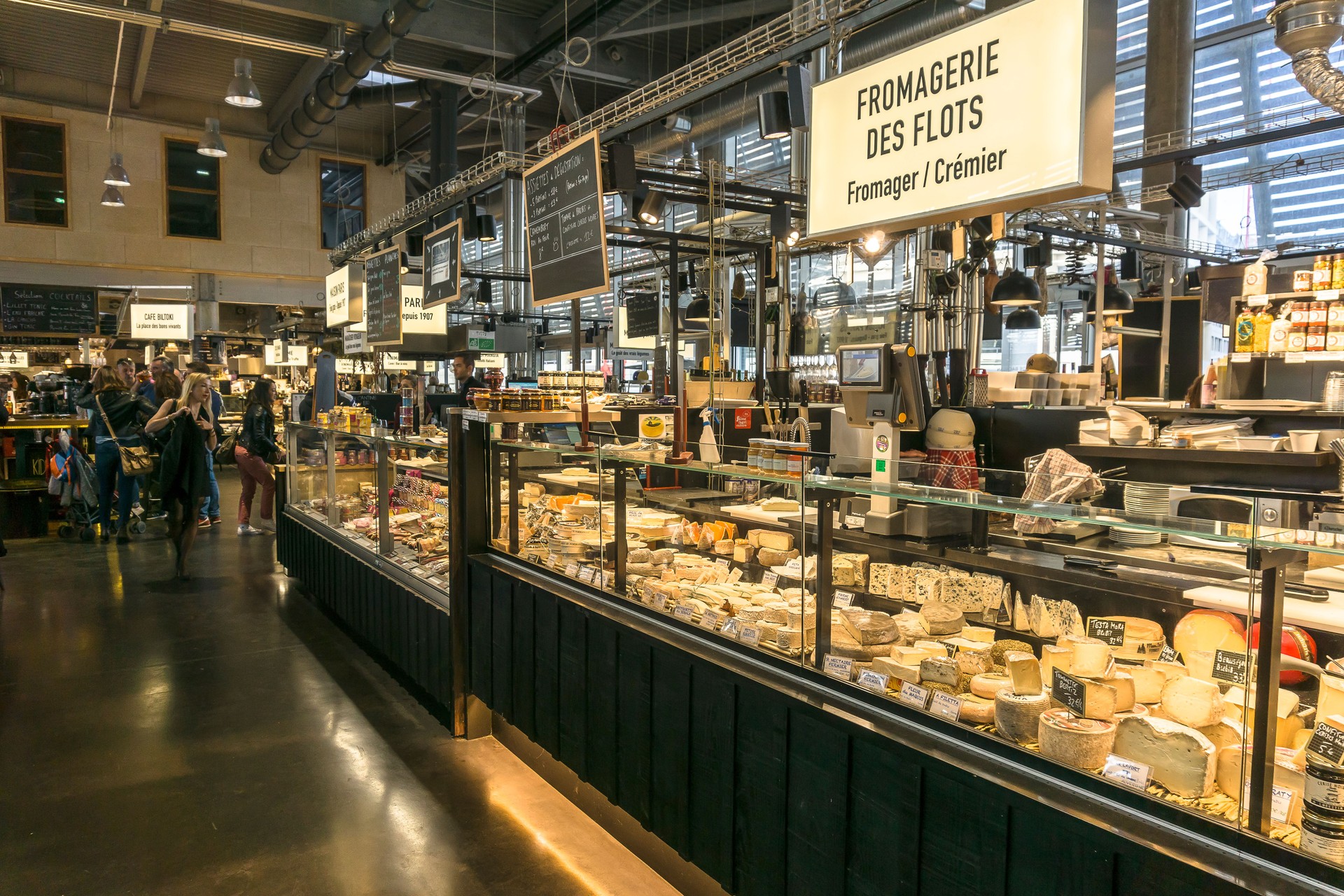 Stands de nourriture à l'intérieur du marché Bacalan à Bordeaux